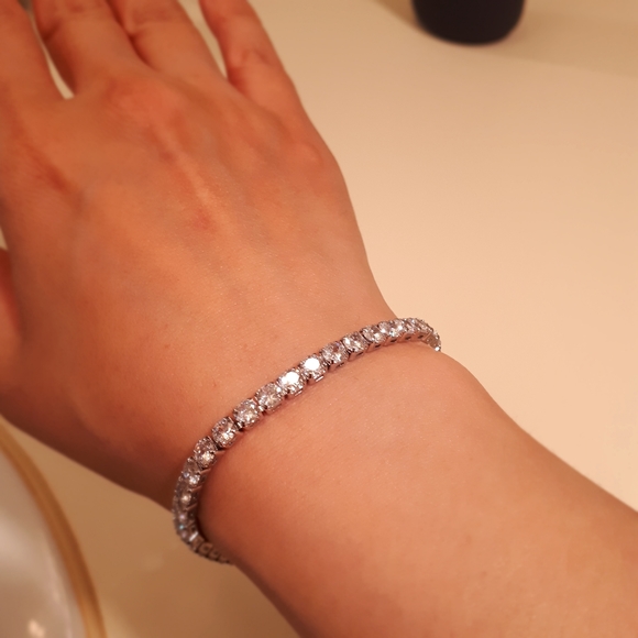 NWOT Stunning Brilliant Stainless Bracelet - Picture 4 of 8